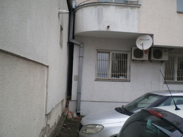 НЕДАВНО СКОЧИО СА МОСТА: Наг био заглављен између зграда пуних 12 сати (ФОТО)